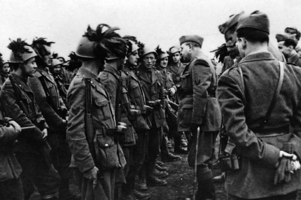 Foto storica del Colonnello Aminto Caretto che passa in rassegna gli uomini del 3° Reggimento Bersaglieri - Itinera Progetti Editore