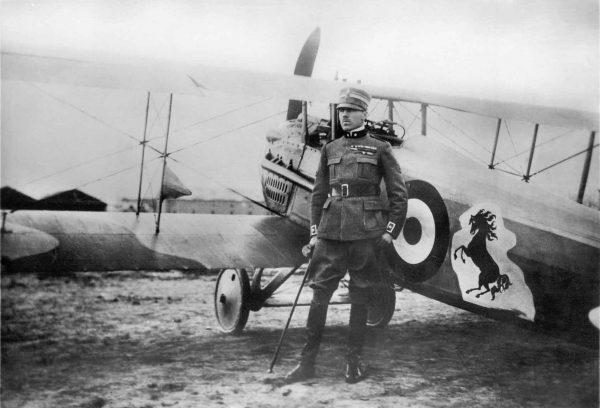 Foto storica di Francesco Baracca in posa vicino al suo aeroplano - Itinera Progetti Editore