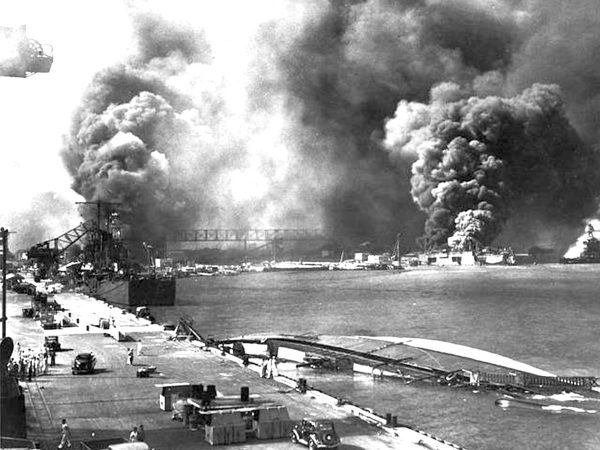 Foto del porto di Pearl Harbor dopo l'attacco giapponese - Itinera Progetti Editore